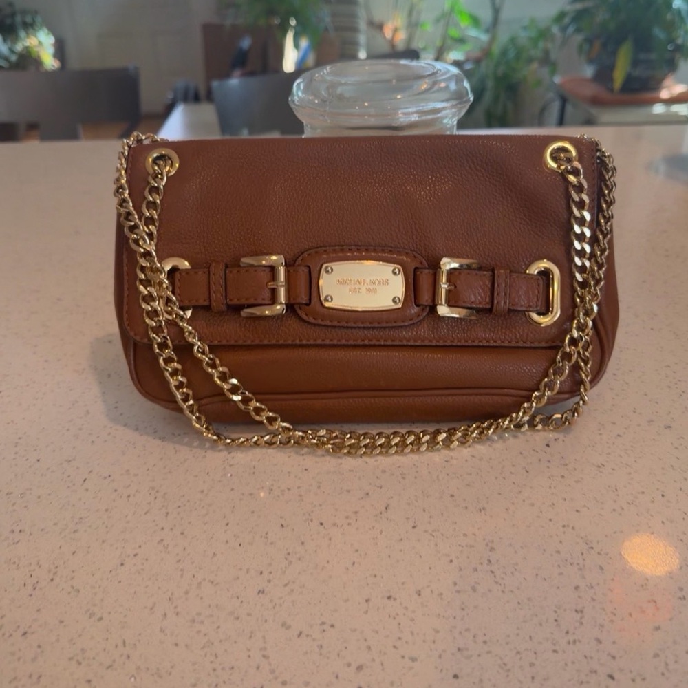 Michael Kors Hamilton shoulder bag featuring gold hardware and a chain strap,.